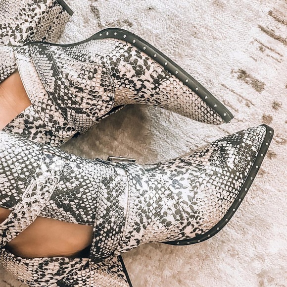 🚨//LAST PAIR// Snake print booties - Picture 7 of 8